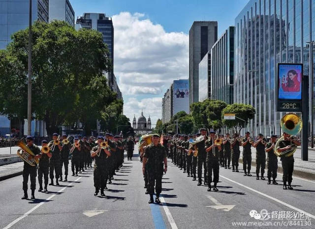 仪仗队的骑兵最具特色,传统龙骑兵服饰,威武漂亮士兵和高头大马.
