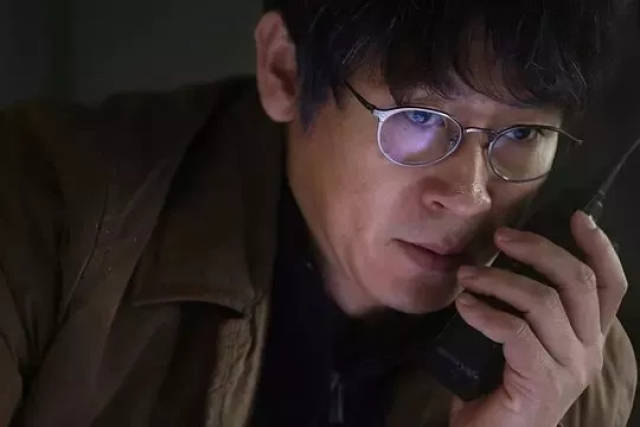 图片来源:电视剧《绝密跟踪》 都说孩子的青春期猛于虎,为了防止他学