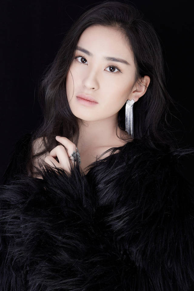 王季明珠御姐范儿写真 化身酷girl气场十足(高清组图)