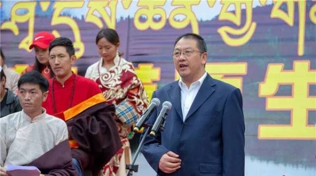 雅江县委书记刘宗建宣布松茸节开幕