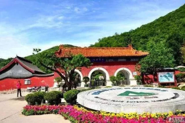 沿着路一直走就到了老山门 也是第二检票处 才算真正进入景区.