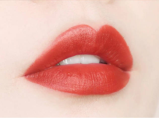 大幂幂,热巴的"赤茶色"口红爆火!