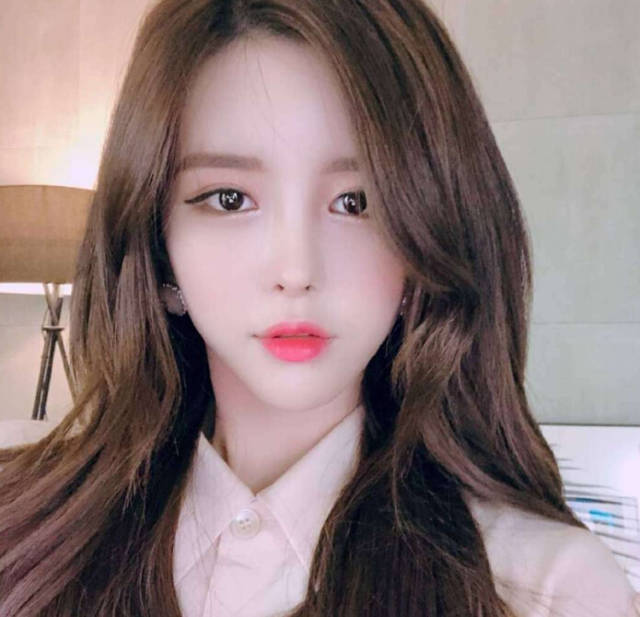 尹素婉韩国人气不佳重回国内直播这下身价不值2000万了吧