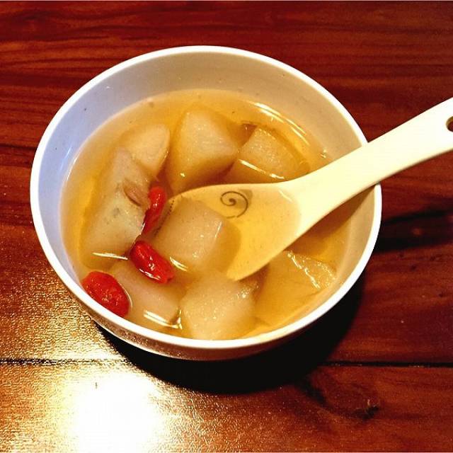 将柠檬汁加温开水和盐,饮之可将喉咙里积聚的浓痰顺利咳出.