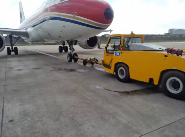 都是由拖车将飞机推出到滑行道后, 再由飞机启动滑出,在没有抱轮牵引