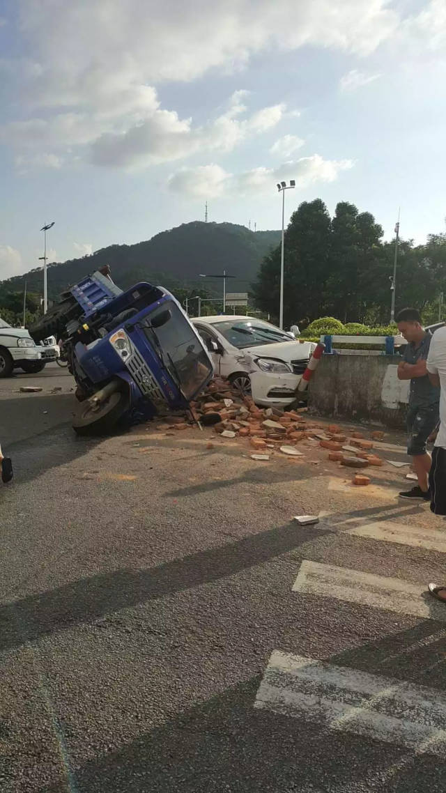 【網友爆料】從化風雲嶺路口發生嚴重車禍,一輛小車與三輪車相撞!