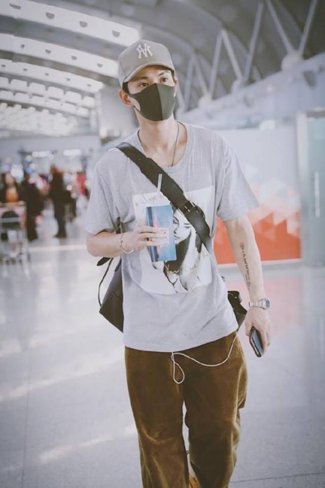 他还学很多年轻的同学纹身了,瞬间就增添了很多潮流感,这样的徐正溪