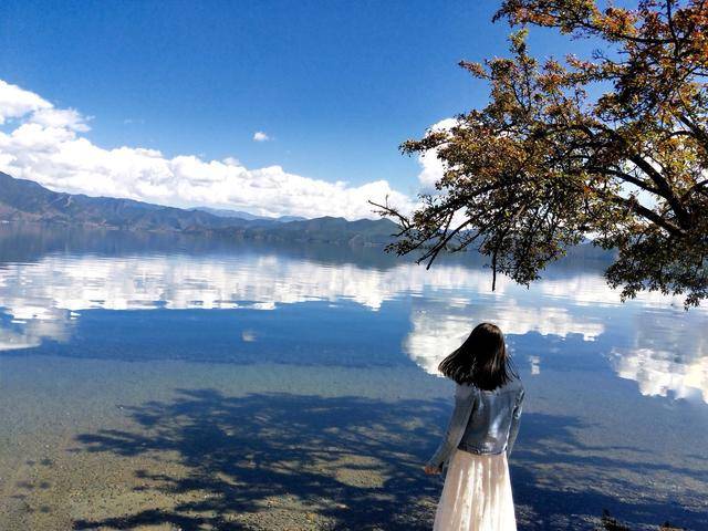 小情侣请假泸沽湖旅行朋友圈晒图老板回来后到办公室来一趟