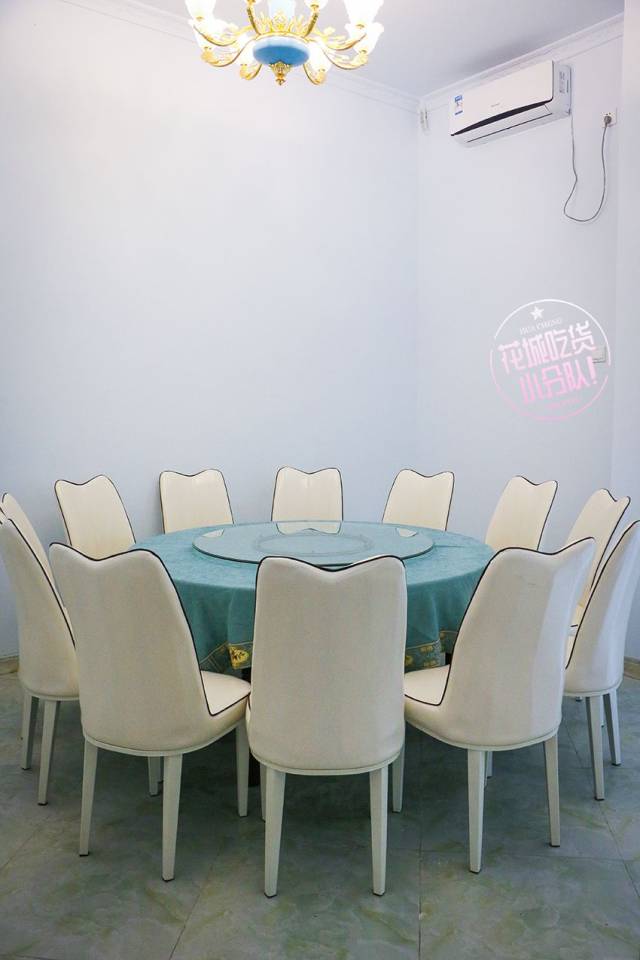 整个店内环境清新明亮 活力十足的浅色的桌椅颜色 一走进来就让人