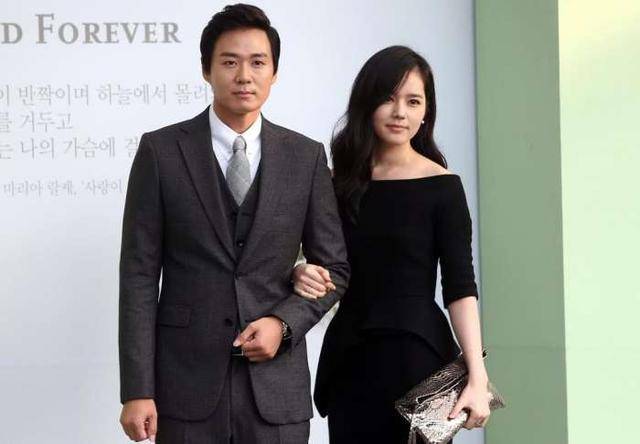 36岁韩佳人与38岁韩彩英近照对比天然脸与人工芭比脸的差距
