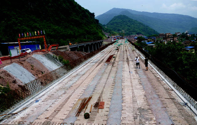 穿山跨江建高速—昭通至乐山高速公路串佛段建设纪实