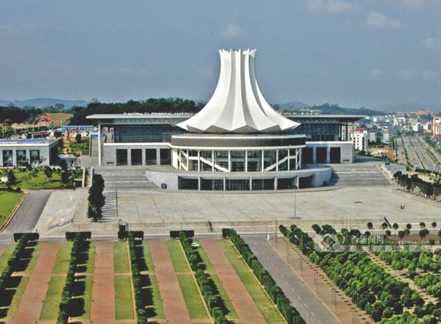 2003年建设中的南宁国际会展中心.