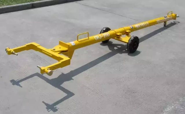 所谓飞机"拖把"就是飞机与拖车的一根 牵引杆.