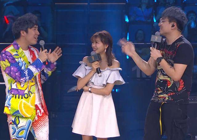 lol:骚男主播赛前调戏妖风小姐姐?网友:回家准备跪键盘吧!