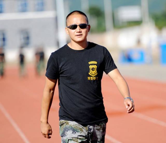 没错,释行风便是少林寺第32代功夫传人,师承释德力功夫大师,是一位