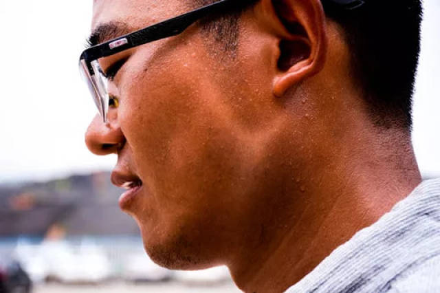 太阳在这群小伙子脸上印上了安全帽带的"印记"