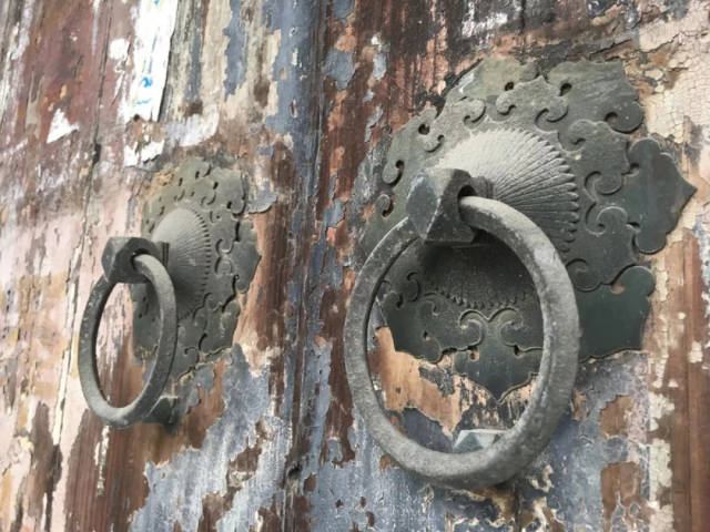 古厝大门上造型典雅的门环,既可方便开关门,也可作叩门之用.
