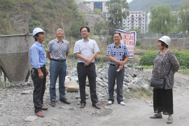 县委常委,县政府副县长黄治俊到麻虎镇检查指导易地扶贫搬迁工作