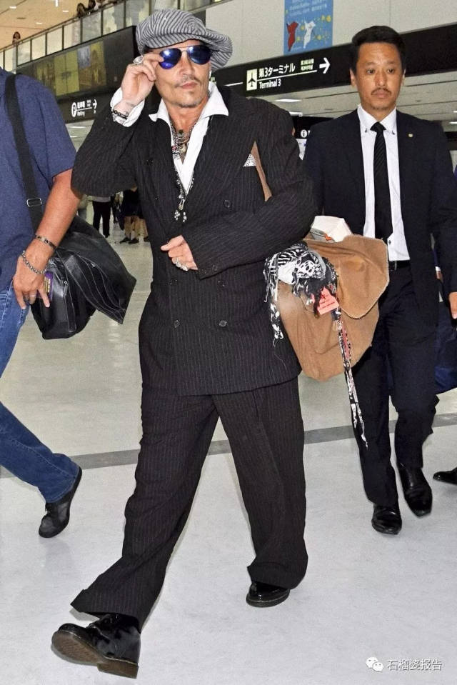 裙子来自德国设计师paula knorr,搭配off-white衬衣和一双透明鞋.