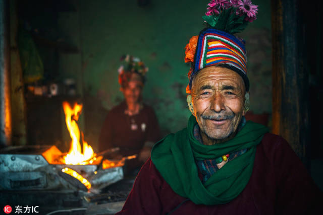 摄影师拍摄印度土著喜马拉雅山的雅利安人