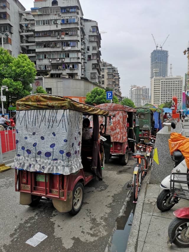 武汉汉正街区域三轮摩托车排队拉客秩序井然