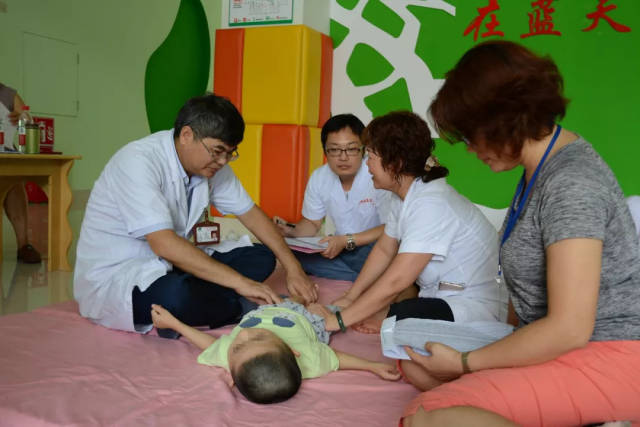 广西江滨医院医护人员在南宁市社会福利院筛查现场