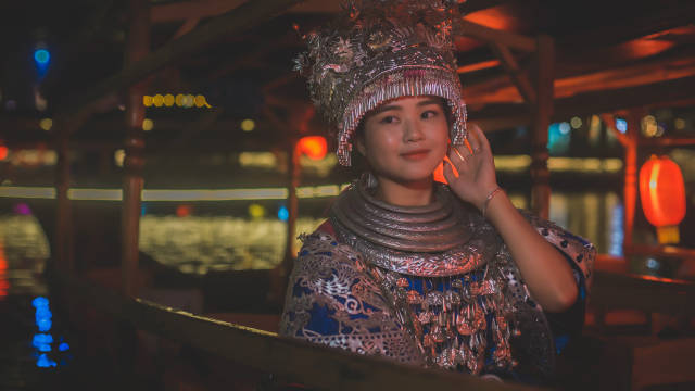 中秋去凤凰古城,"翠翠"陪你赏月,单身狗不再孤单!