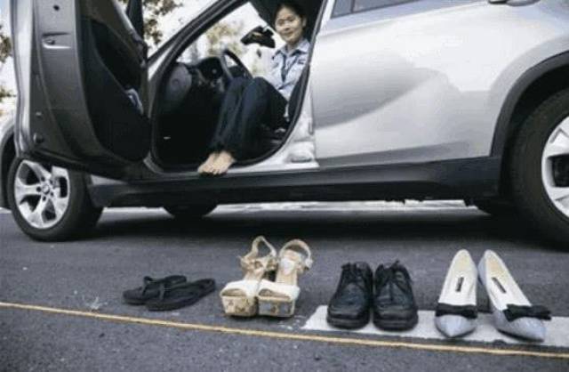 交警也在专项整治穿高跟鞋开车的女司机,一旦查到根据交通法,鞋跟在4