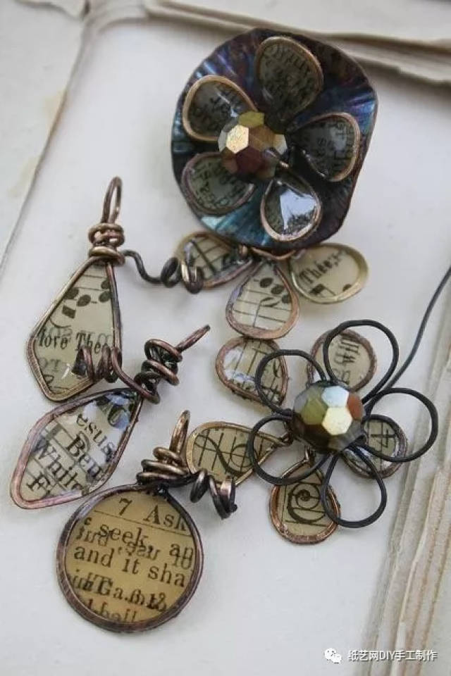 加一根铁丝,还能做成书签哈 1 旧书籍,用一根铁丝框起来 特别的具有