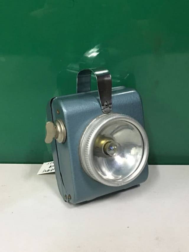 手电鉴赏:大概七,八十年代上海自行车灯厂出品的飞轮牌多用途灯_手机