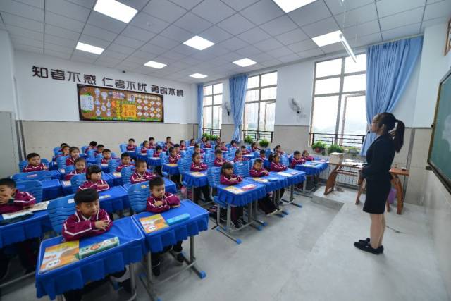 花果园第三小学:新楼落成,师生赠锦旗表达感恩_手机搜狐网