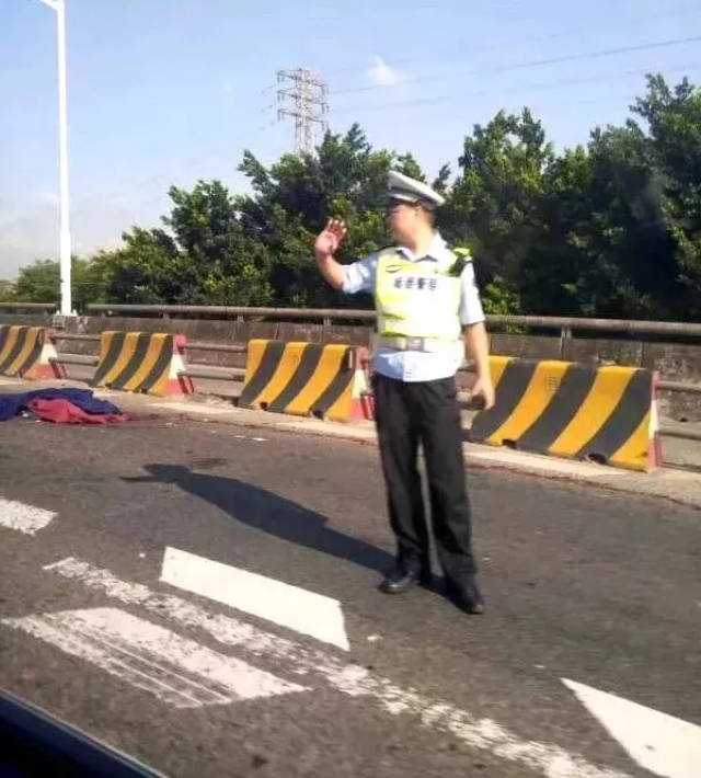 一起交通意外, 一名開摩托車的男子與一輛貨車發生碰撞,男子倒地身亡