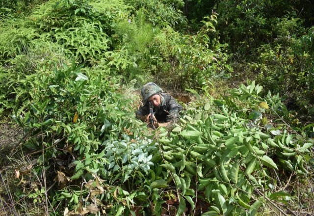 侦察兵通常深入敌后执行特殊的破袭任务,构筑掩体,利用天然伪装,捕捉
