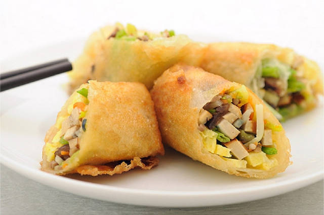 不放甜面酱,直接把蛋皮切丝,和材料一起包成小春卷.
