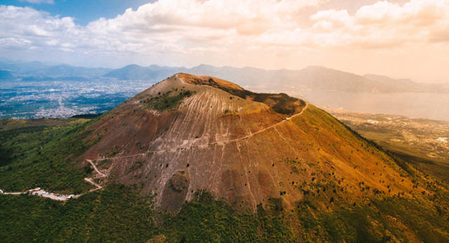 菲律宾塔尔火山群是当地第二活跃的火山,迄今已有30余次爆发记录.