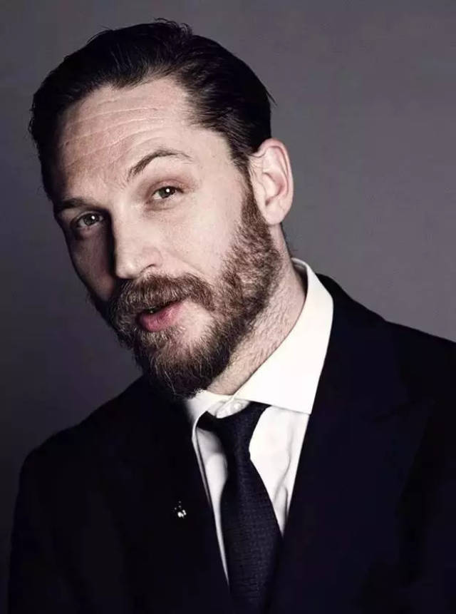 而在此系列中,扮演蝙蝠侠强劲对手的"毒药"贝恩