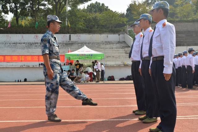 组图:武汉一高校新生军训 意气风发展青春风采