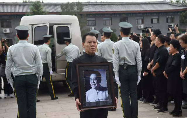 单田芳之子单瑞林抬父亲遗照 面色沉重悲痛,步入殡仪馆