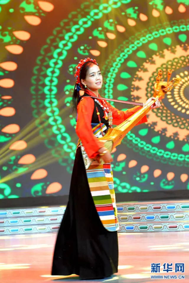 藏音悦|"扎念"弹唱 巧手妙音