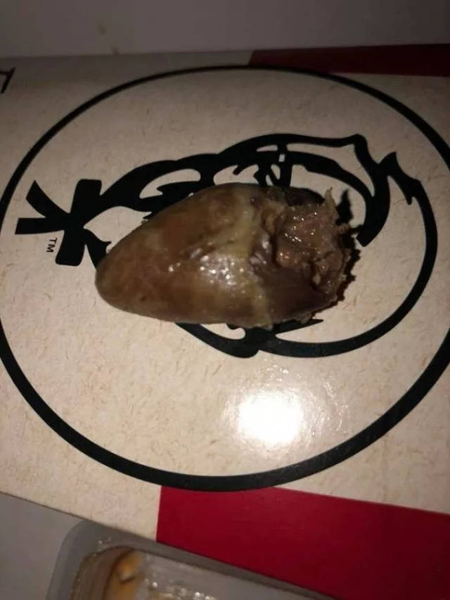 澳小哥吃肯德基发现异物,扒开脆皮一看,"这根本不是鸡肉哇!