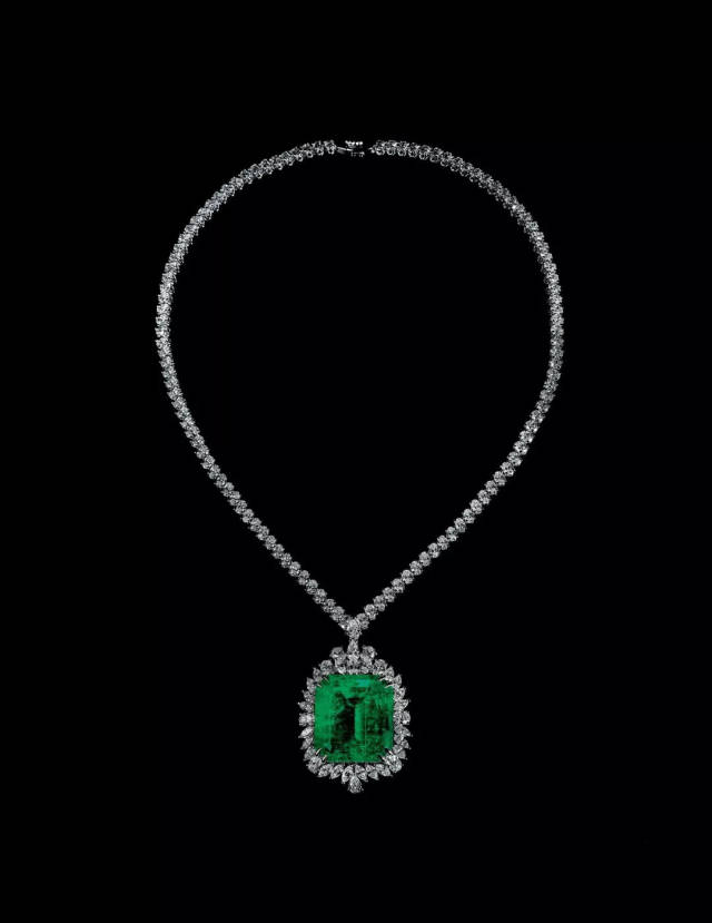 2克拉哥伦比亚祖母绿配钻石18k金项链 成交价:rmb 207万元