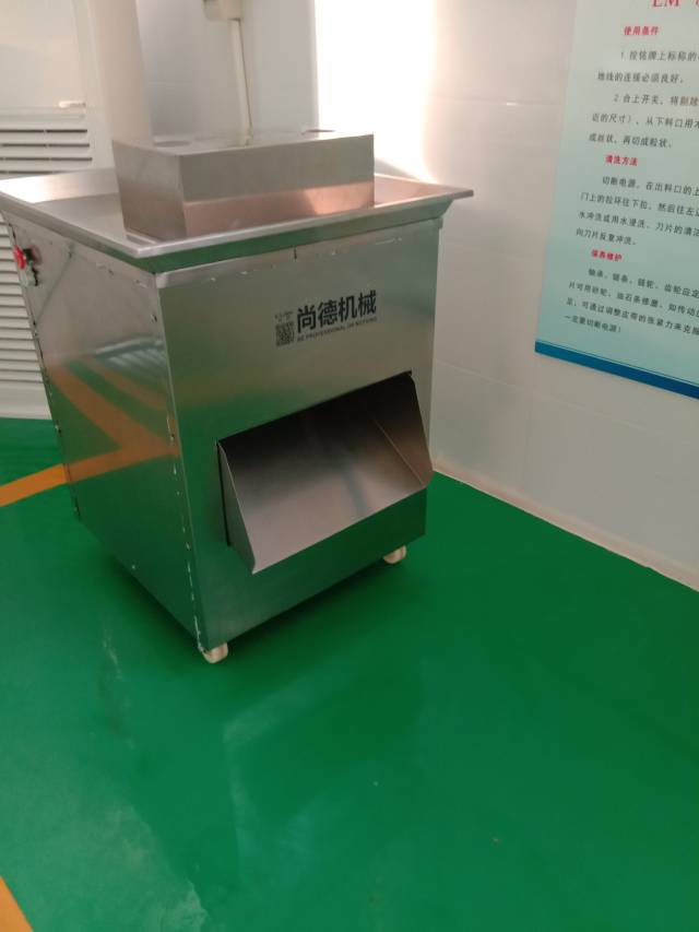 猪肉切块机(国产低配版):将去好皮的大盘肉,切成整齐的小块肉.