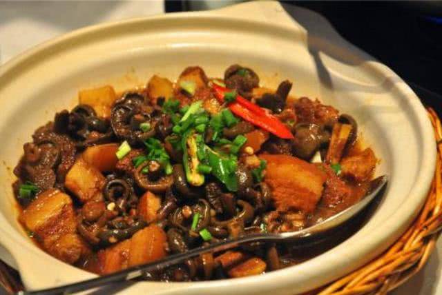 南岳寒菌烧肉小火久煨香气浓其味道极鲜营养又丰富