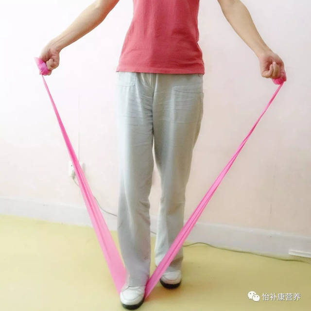 动作要领:身体直立,单脚或双脚踩住弹力带,双手紧握弹力带,呼气直臂