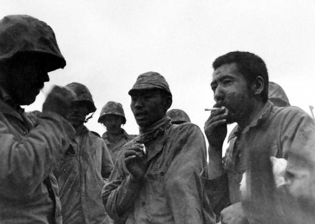二战日本2万士兵阻击美军10万大兵,战败后美军为日本俘虏治疗