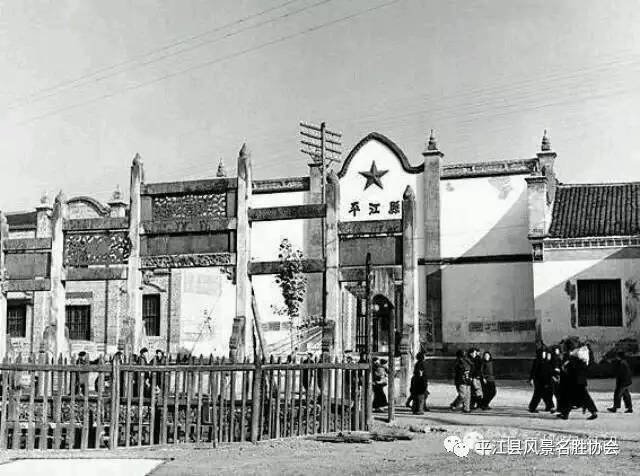 改革开放40年,新老平江县城对比.