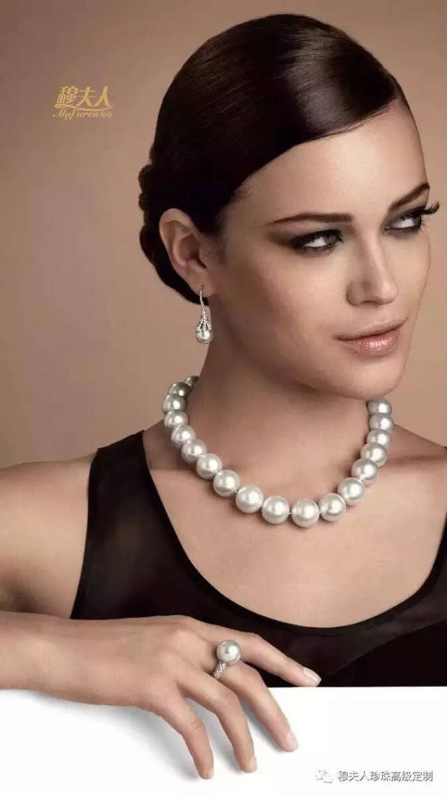 浑圆的珍珠,有纯洁无瑕及圆满的喻意,所以在婚礼上佩戴珍珠意味深长