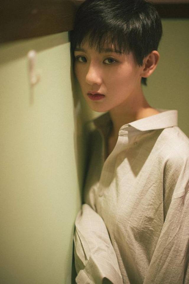 董婕签约新东家 自带流量开启演艺事业新征途