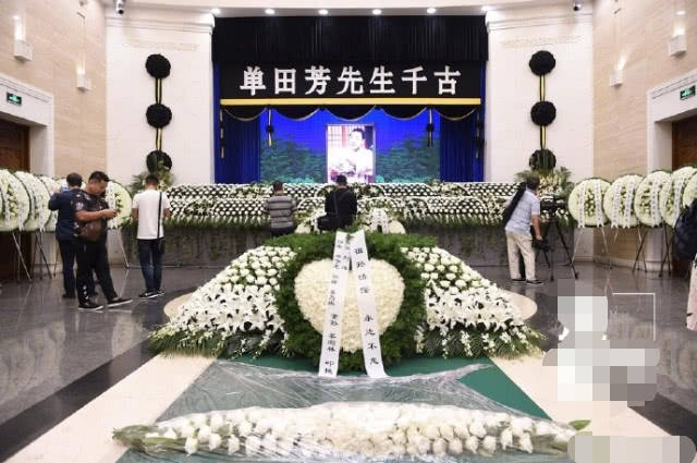 单田芳遗体告别仪式花圈摆满通道两侧候耀华携两门弟子敬挽
