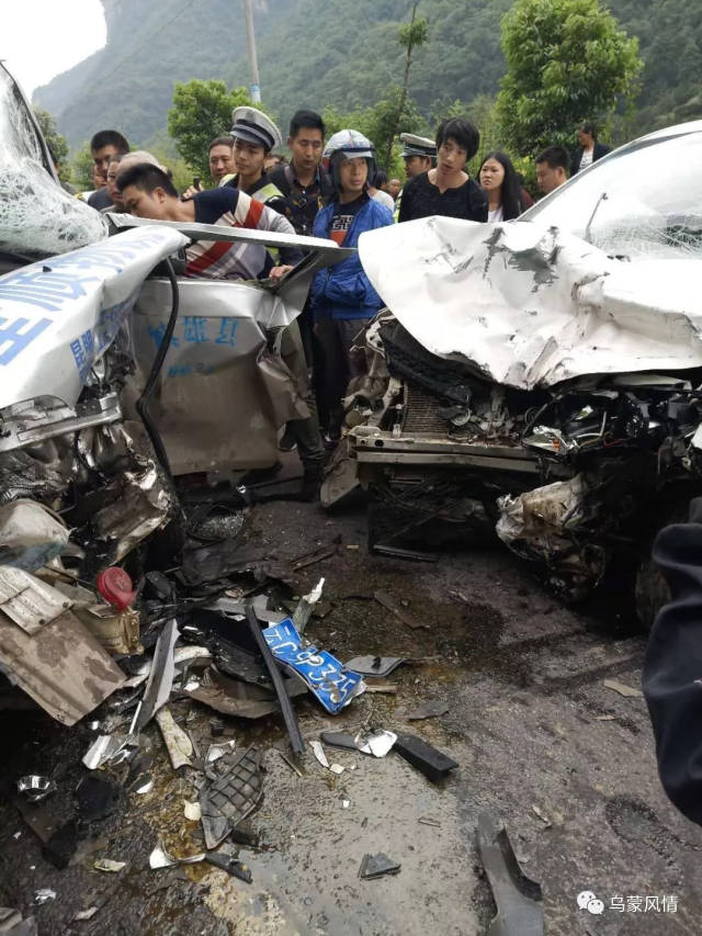昨天镇雄罗坎镇凤公路发生惨烈车祸两车被撞得惨不忍睹